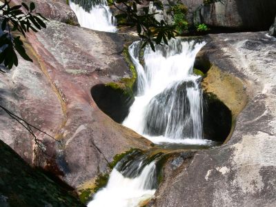 Broken Heart
Maybe this falls should be renamed "Broken Heart". The pothole forms the shape of a heart, broken by the creek entering and leaving it.
